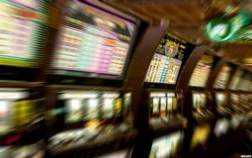 Giao diện slot online và live casino trên thiết bị di động xembong66